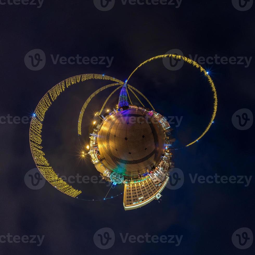 neujahr kleiner planet. sphärische Luft 360-Grad-Panorama-Nachtansicht auf einem festlichen Platz mit einem Weihnachtsbaum foto