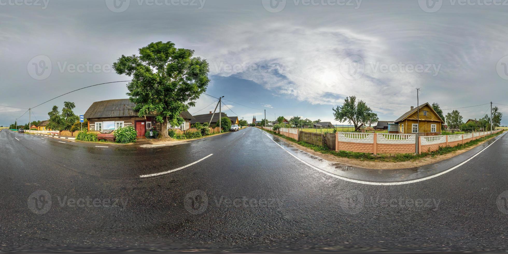 Vollständiges nahtloses sphärisches HDRI-Panorama 360-Grad-Winkelansicht in der Nähe des Holzhauses im Dorf nach Sturm in äquirechteckiger Projektion, bereit für virtuelle Realitätsinhalte foto