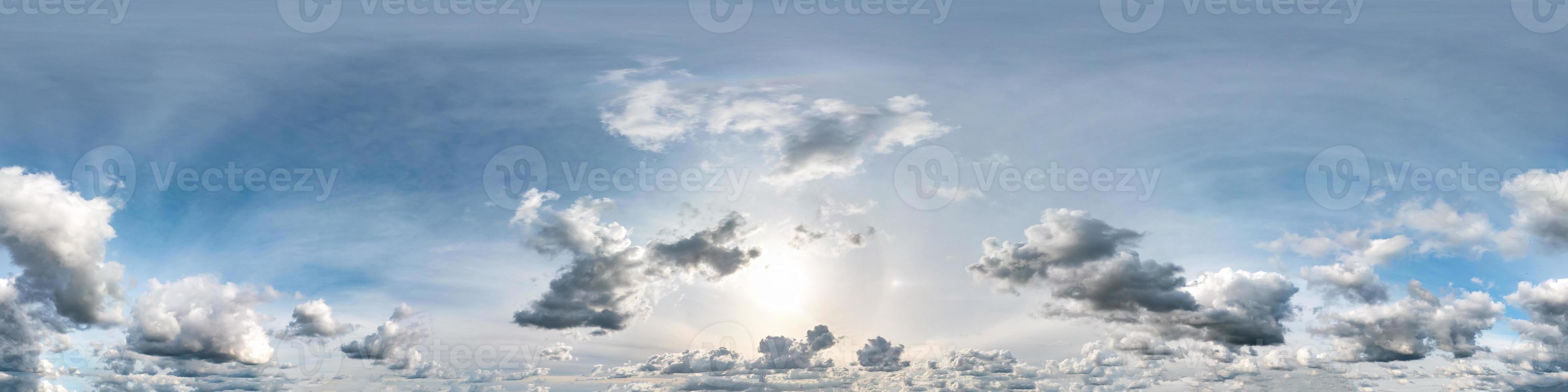 Blauer Himmel mit schönen Wolken an sonnigen Tagen mit Halo. nahtloses Hdri-Panorama 360-Grad-Winkelansicht mit Zenit zur Verwendung in 3D-Grafiken oder Spieleentwicklung als Himmelskuppel oder Drohnenaufnahme bearbeiten foto