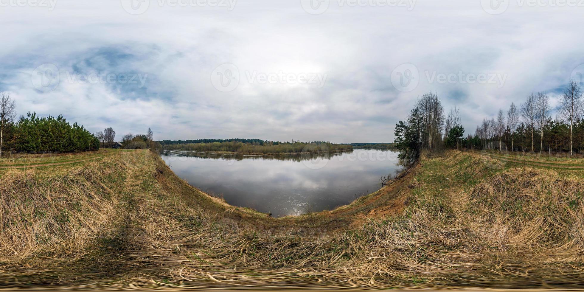 Vollständiges nahtloses Panorama 360-Winkel-Ansicht an der hohen Klippe des breiten Flussufers an sonnigen Tagen. Skybox als Hintergrund in equirectangular sphärischen äquidistanten Projektion für VR-Inhalte foto