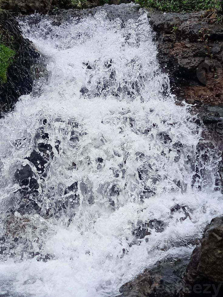 schäumender fluss in der felsenansicht der schönen natur foto