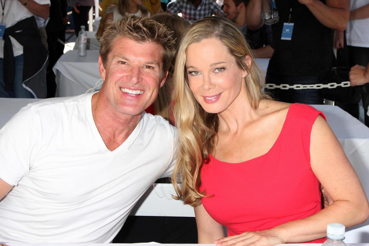 los angeles, 23. aug - winsor harmon, jennifer gareis beim mutigen und schönen fantreffen und grüßen auf dem bauernmarkt am 23. august 2013 in los angeles, ca foto