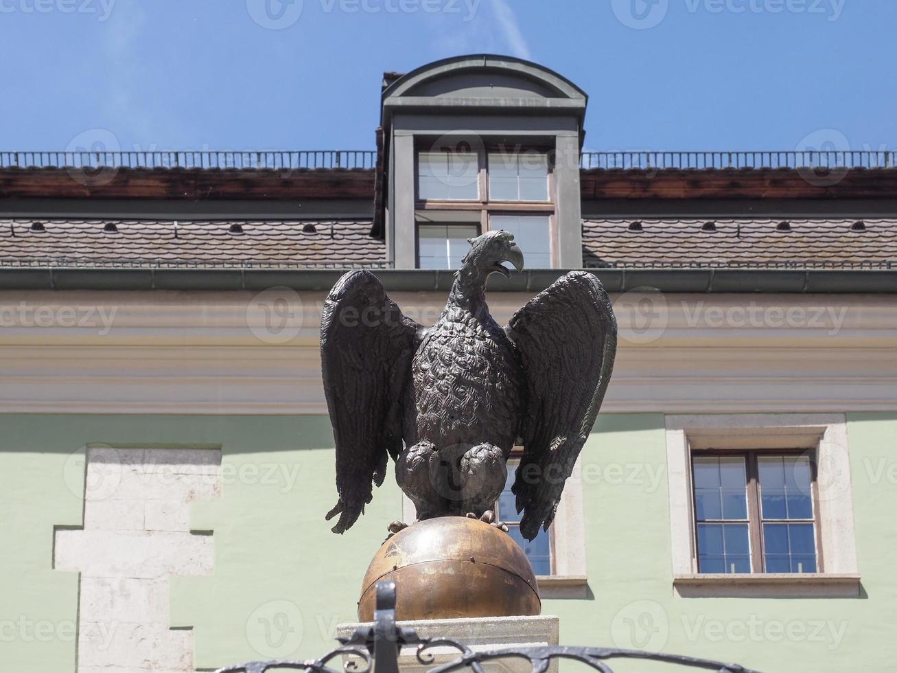 deutsche adlerstatue in regensburg foto