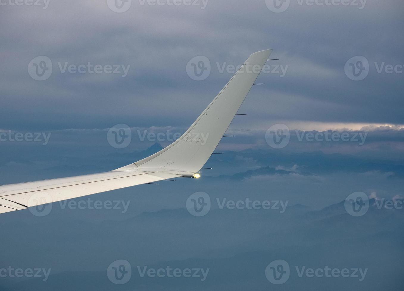 Winglet an der Flügelspitze zur Verbesserung des Flugzeugwiderstands foto