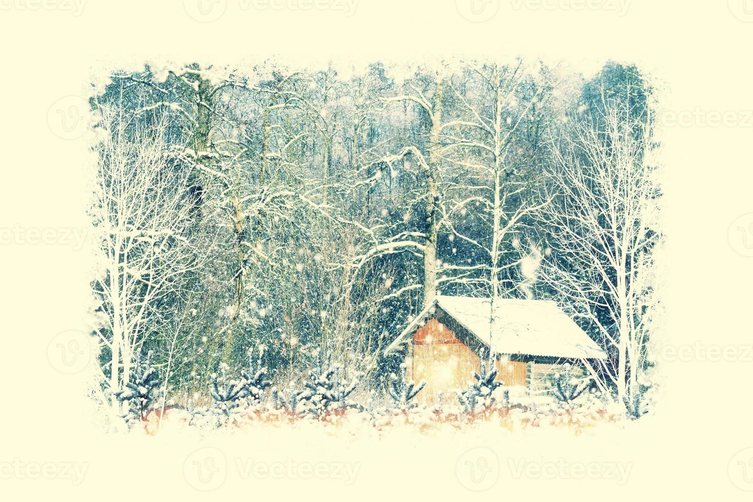 rustikales Holzhaus im verschneiten Wald. foto