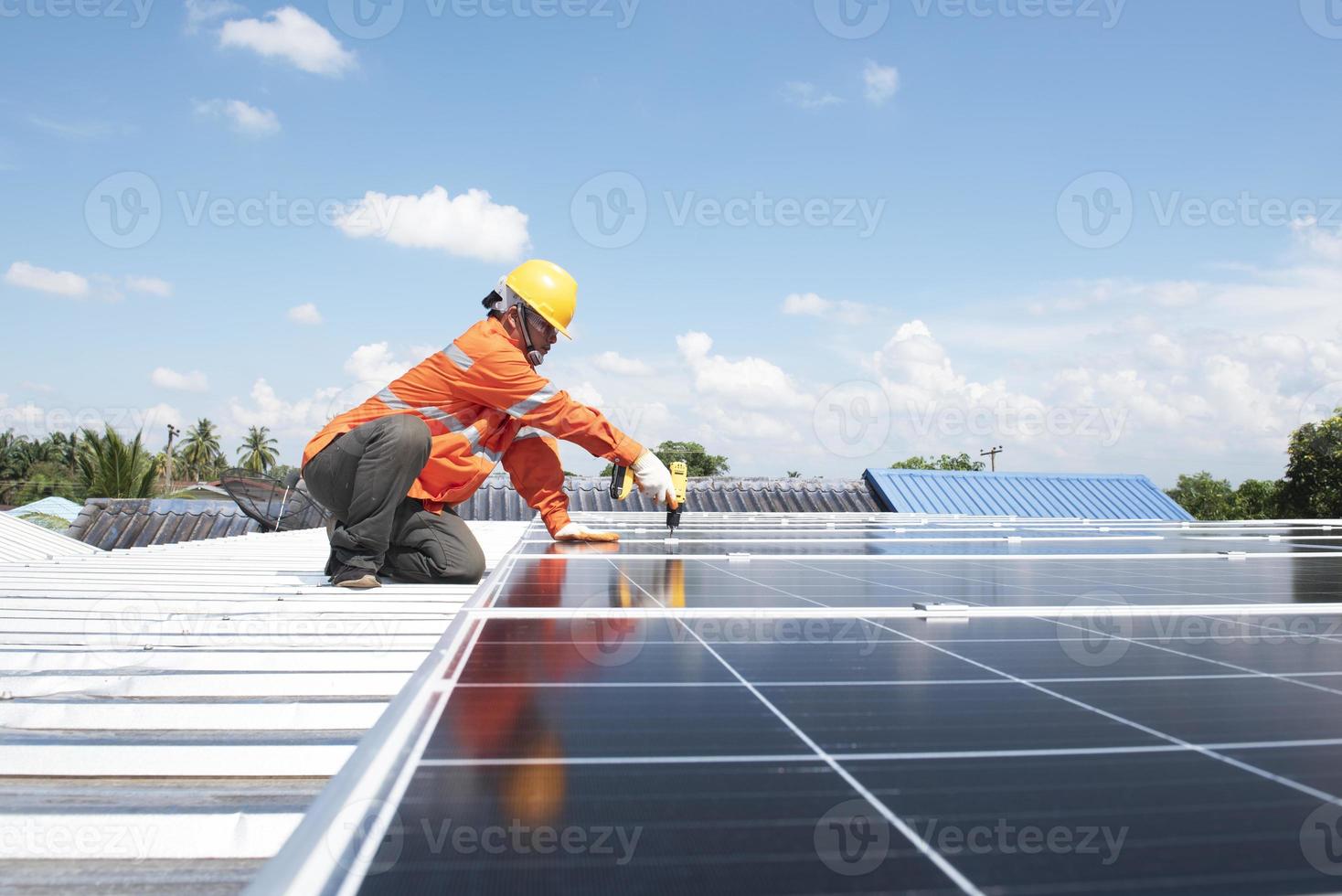 Ingenieur inspiziert die Installation von Solarmodulen auf dem Hausdach Inspektor für die Wartung von Solarmodulen foto