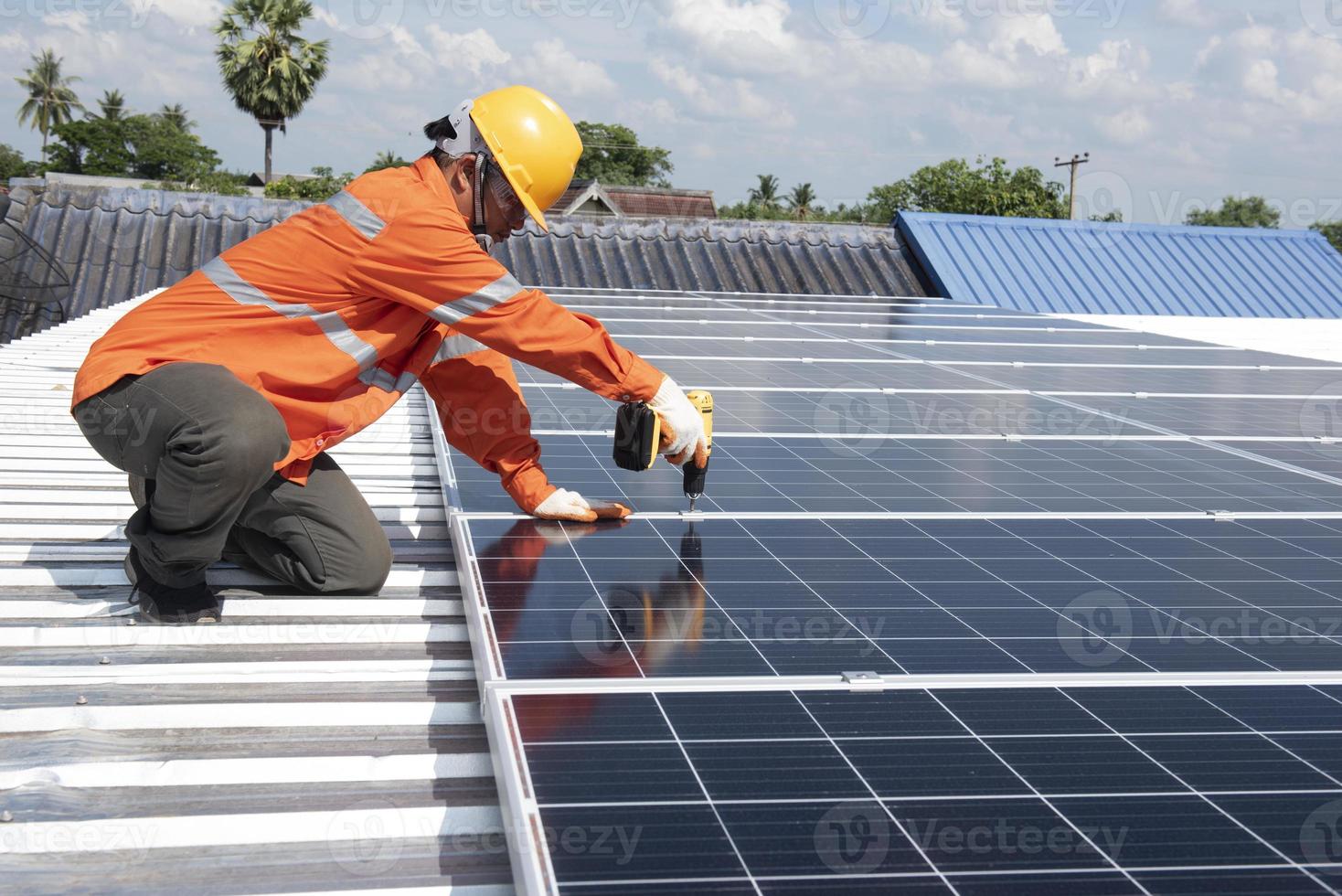 Ingenieur inspiziert die Installation von Solarmodulen auf dem Hausdach Inspektor für die Wartung von Solarmodulen foto