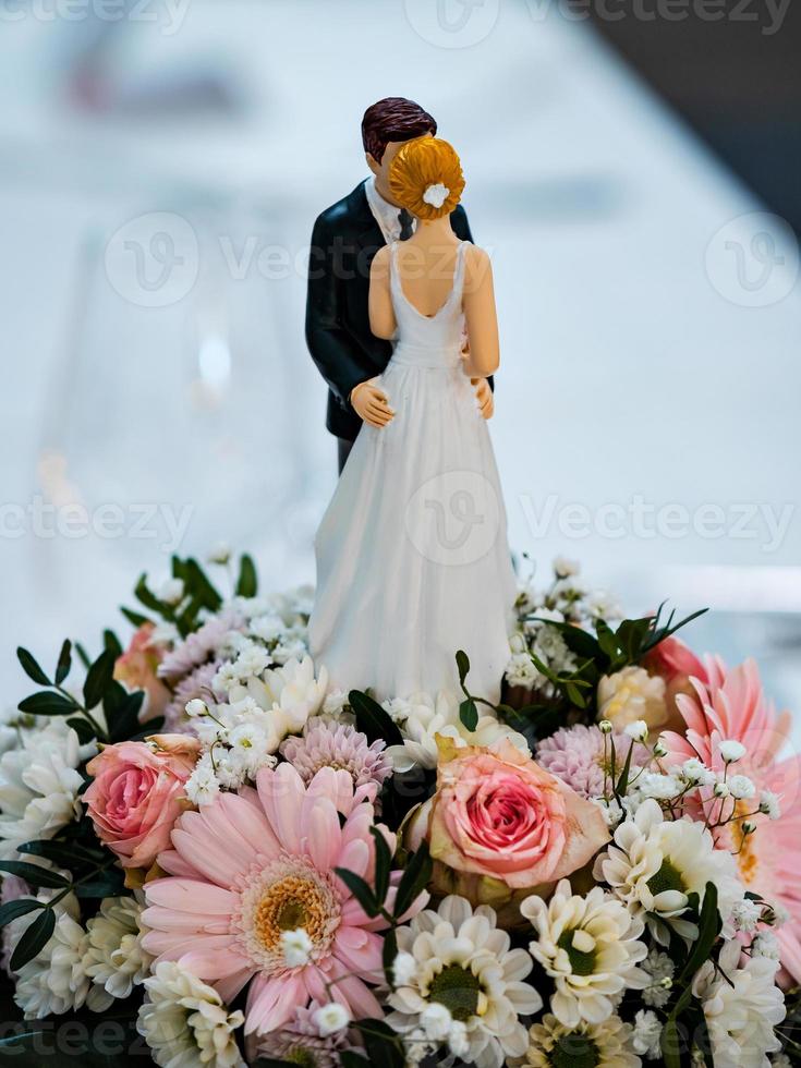 Tischdekorationen für Hochzeiten. Blumen, Figuren der Braut und des Bräutigams. foto