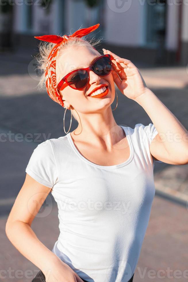 Porträt eines stilvollen jungen Hipster-Mädchens mit Sonnenbrille in der Stadt. foto