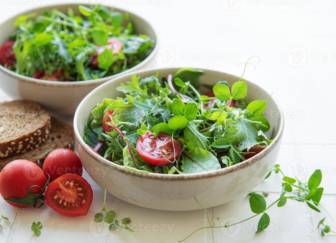 veganes essen gesunder frischer gemüsesalat foto