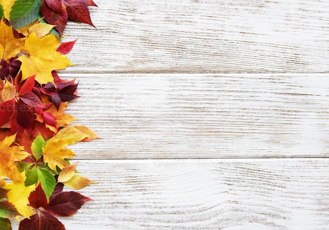 Blätter im Herbst auf hölzernen Hintergrund foto