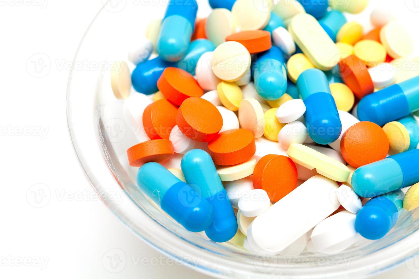bunte Pillen auf weißem Hintergrund foto