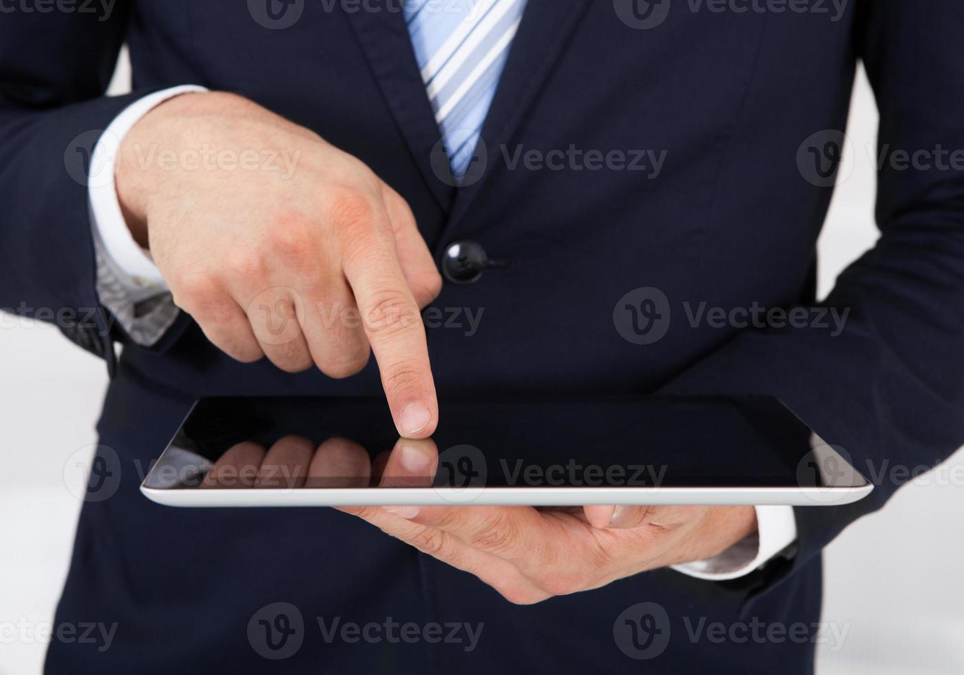 Geschäftsmann mit digitalem Tablet im Büro foto