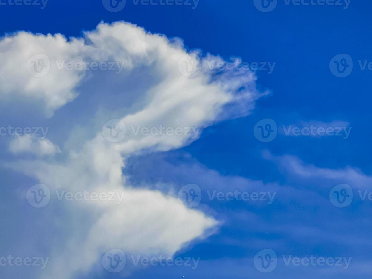 blauer himmel mit schönen wolken an einem sonnigen tag in mexiko. foto