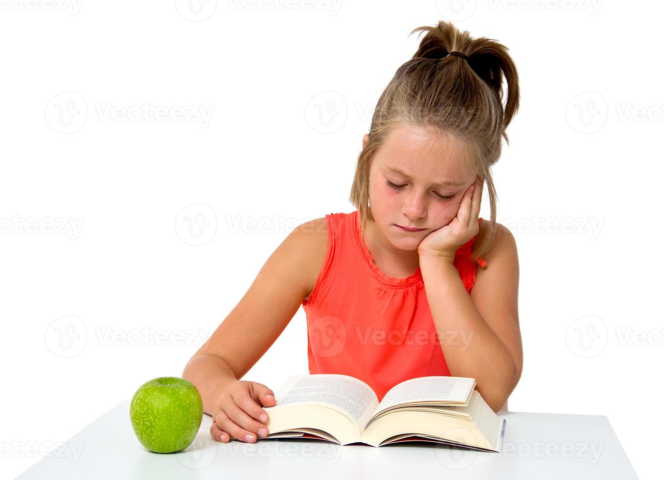 kleines Mädchen liest ein Buch foto