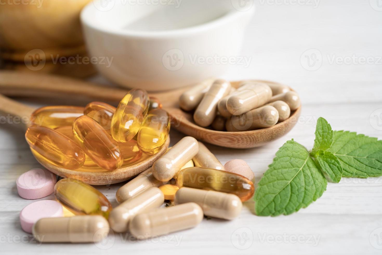 alternative Medizin pflanzliche Bio-Kapsel mit Vitamin E Omega 3 Fischöl, Mineralstoff, Medikament mit Kräuterblatt natürliche Nahrungsergänzungsmittel für ein gesundes und gutes Leben. foto