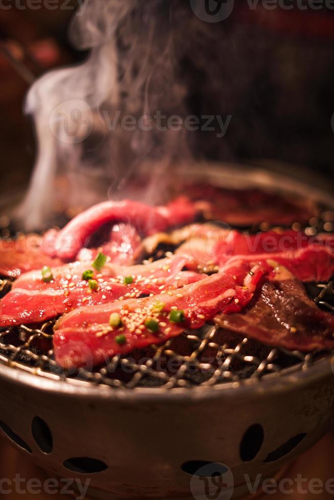 Grillen von Wagyu-Rindfleisch auf dem Holzkohlegrill foto