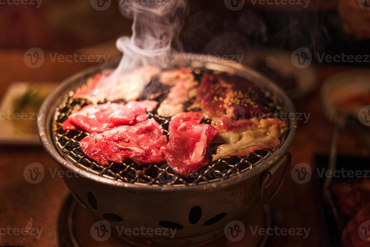 Grillen von Wagyu-Rindfleisch auf dem Holzkohlegrill foto