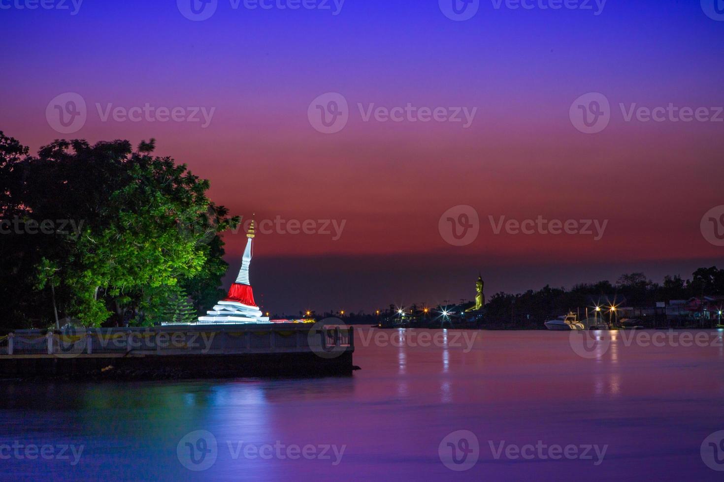 Pagode am Rande des Flusses Chao Phraya Wat Phramaiyikawat. foto