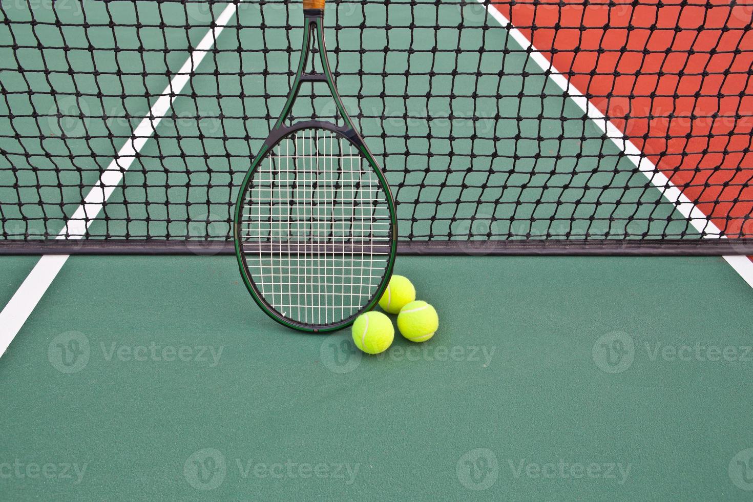 Tennisplatz mit Ball und Schläger foto