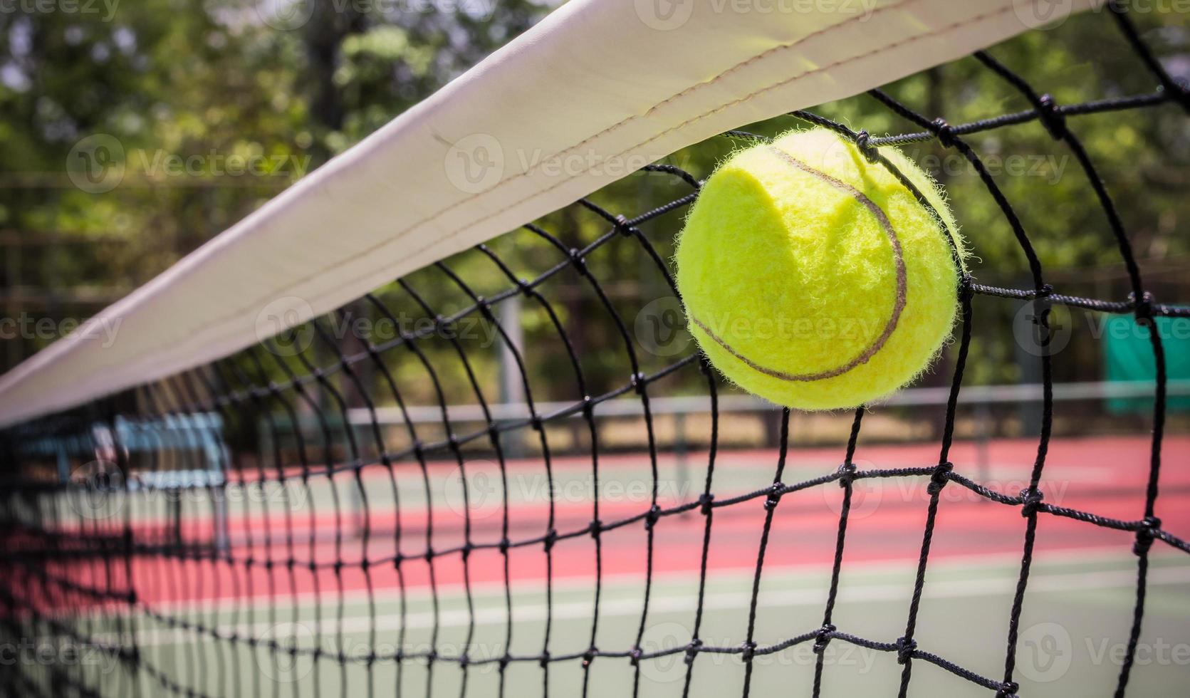 Tennisball im Netz foto
