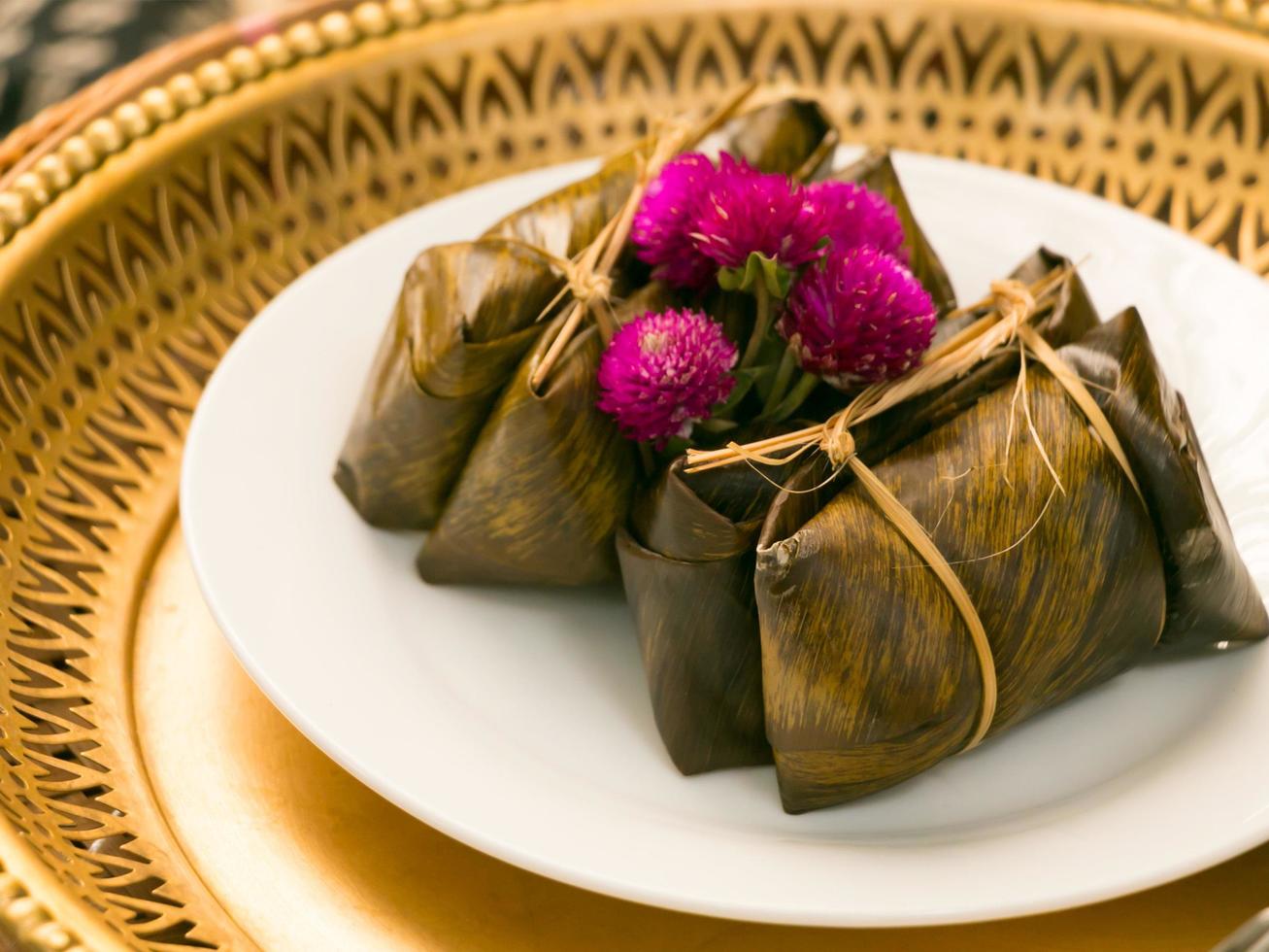 thailändisches Dessert namens Bananen mit Klebreis oder Khao Tom Mat. foto