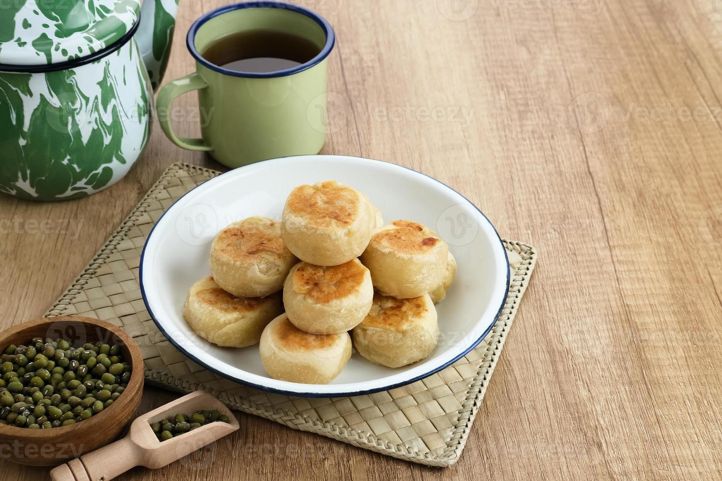 Bakpia, Bakpia Pathok ist ein typisches Yogyakarta-Essen aus einer Mischung aus grünen Bohnen, Käse und Zucker, das in Mehl gewickelt und dann gebacken wird. foto