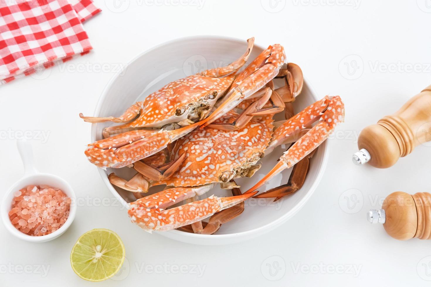 Gedämpfte blaue Krabbe auf Teller serviert, Zubereitung von Speisen foto