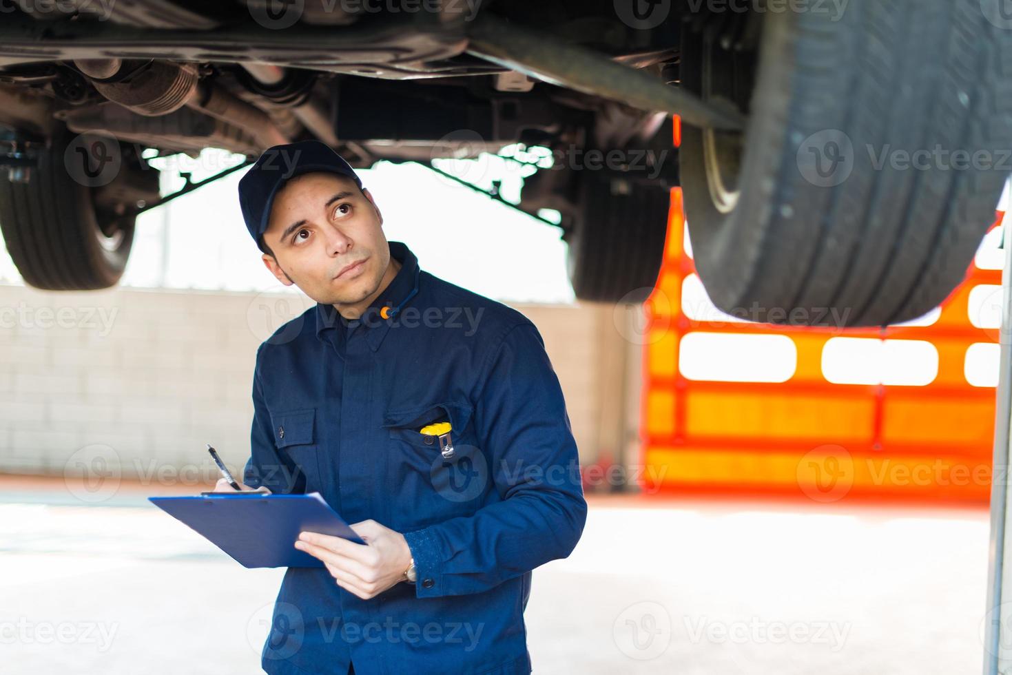 Automechaniker arbeitet an einem Auto in seiner Garage foto