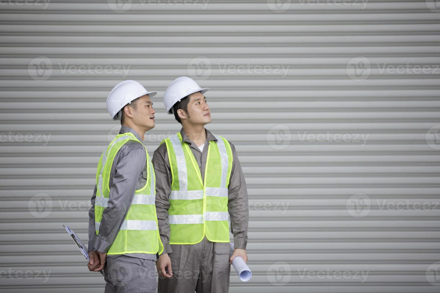 Zwei asiatische Wirtschaftsingenieure arbeiten foto