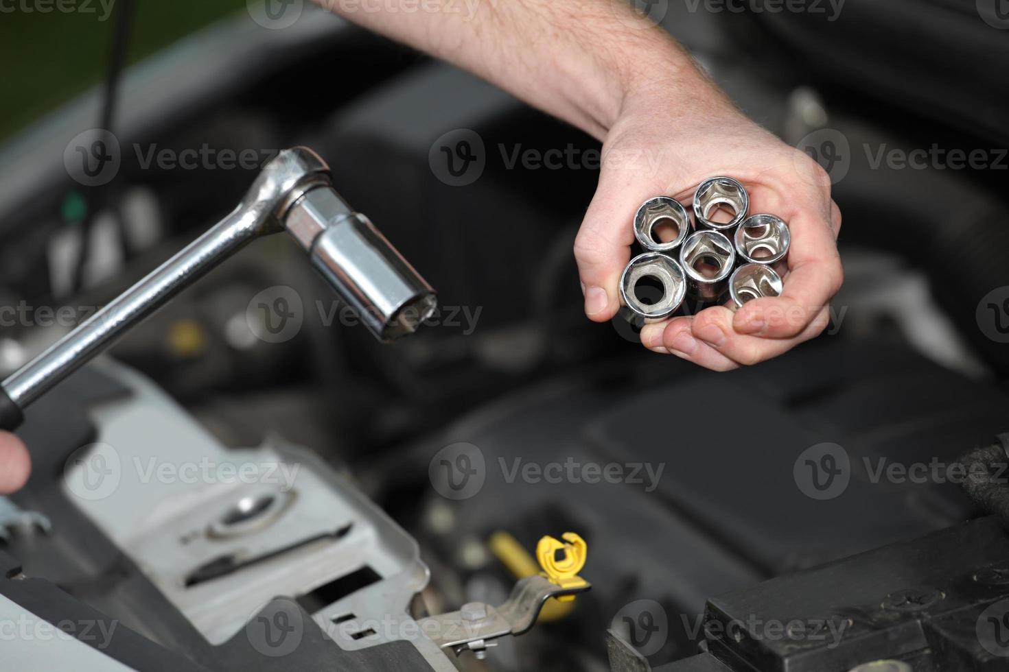 Automechaniker mit verchromtem Schraubenschlüssel in Nahaufnahme foto