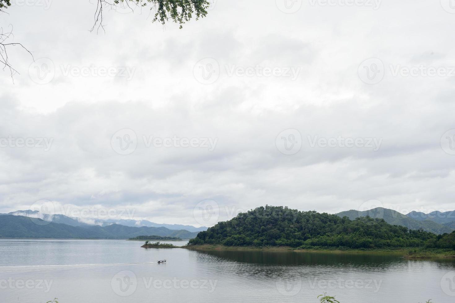 Meer und Berge am Abend. der in thailand berühmte ort. foto