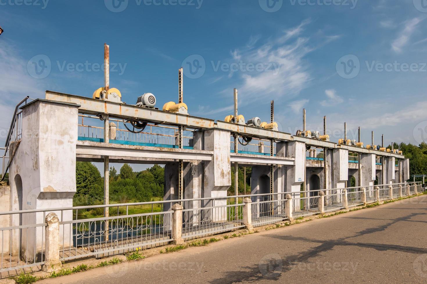 Metallkonstruktionen und Stützen des Staudamms des Wasserkraftwerks foto