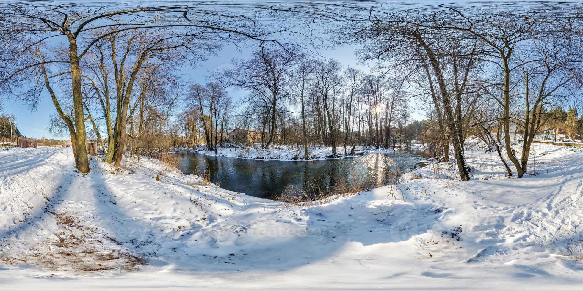 Vollständiges nahtloses sphärisches Panorama 360 x 180 Grad Winkelansicht in der Nähe eines schmalen schnellen Flusses an einem sonnigen Winterabend in äquirechteckiger Projektion, Skybox vr ar Virtual-Reality-Inhalt foto