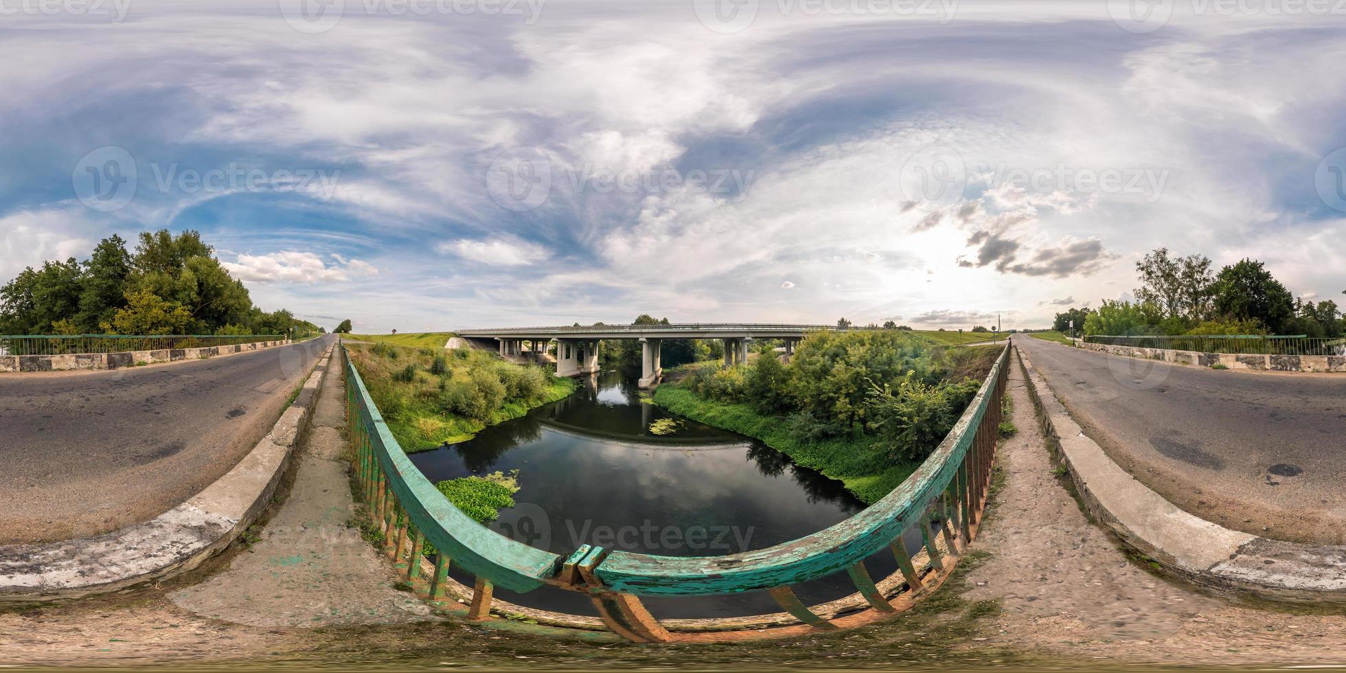 Vollständiges, nahtloses sphärisches Panorama 360 x 180 Winkelansicht in der Nähe einer großen, riesigen Brücke über den Fluss in gleichrechteckiger Projektion, Inhalt der virtuellen Realität von Skybox vr foto