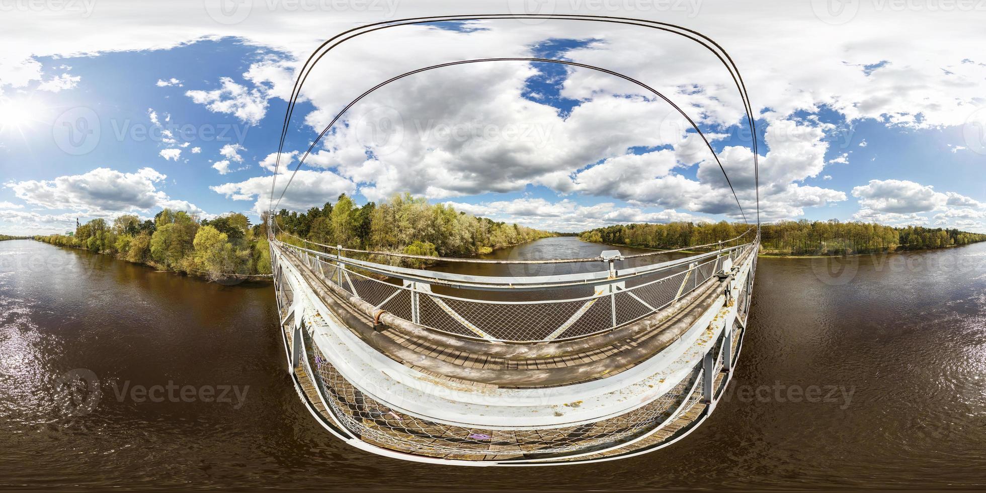 Vollständig nahtloses sphärisches Panorama aus der Luft 360-Winkel-Grad-Blick von der Fußgänger-Hängebrücke aus Holz über dem breiten Fluss an sonnigen Tagen in gleichrechteckiger Projektion. Skybox für VR AR-Inhalte foto