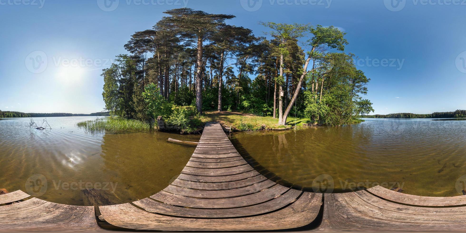 Vollständiges nahtloses Panorama 360 x 180 Winkelansicht auf dem Pier eines riesigen Waldsees an einem sonnigen Sommertag in äquirechteckiger Projektion, Skybox-vr-Inhalt foto