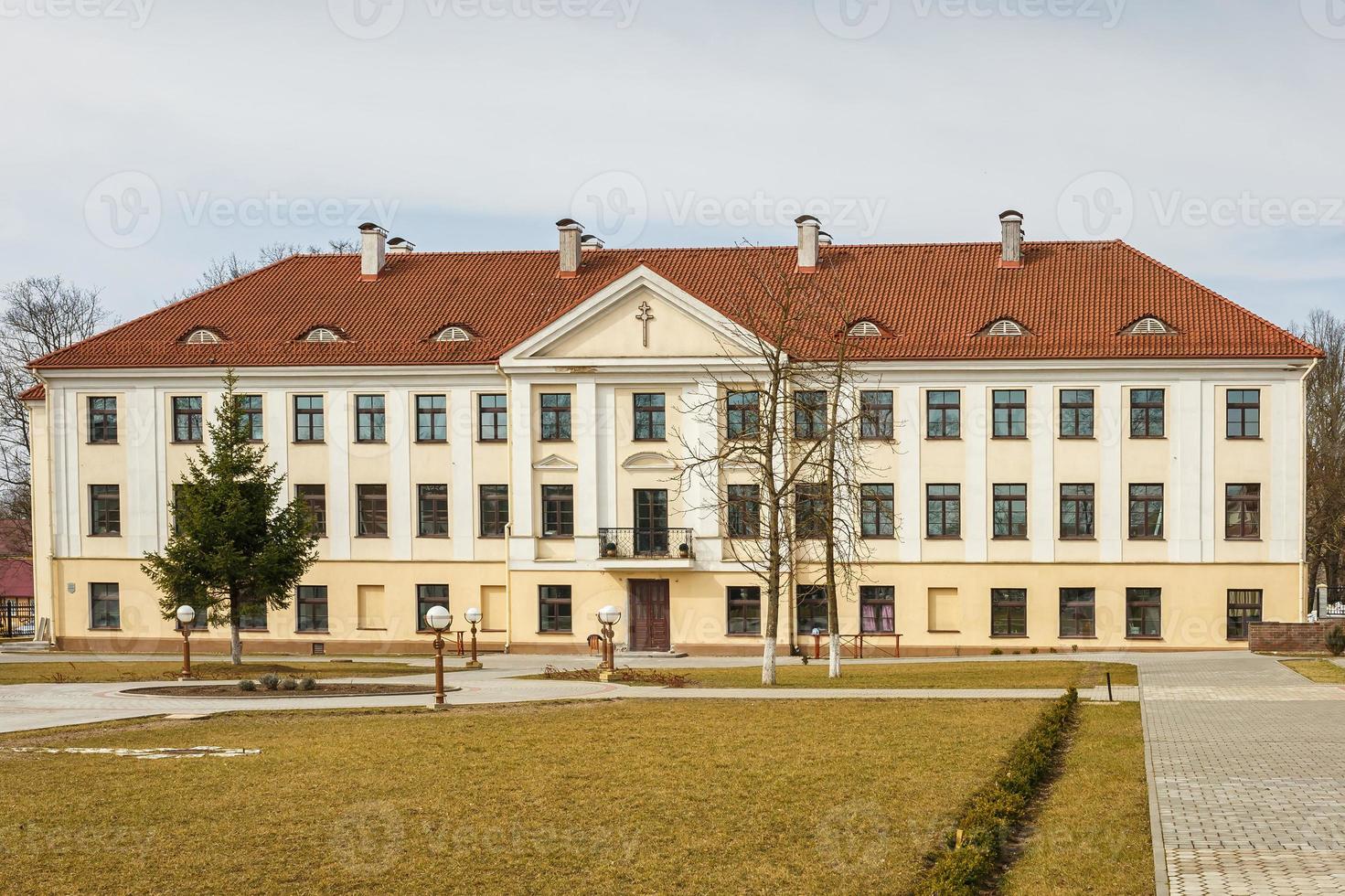 restaurierte mittelalterliche Burg im zeitigen Frühjahr foto