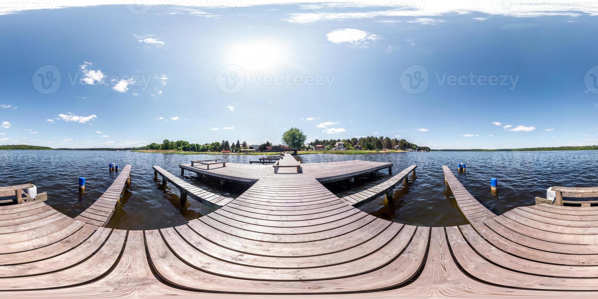 Vollständiges nahtloses Panorama 360 x 180 Winkelansicht Holzsteg für Schiffe auf riesigem Waldsee an sonnigen Sommertagen in gleichrechteckiger Projektion, Skybox-vr-Inhalt. Wind der Freiheit foto