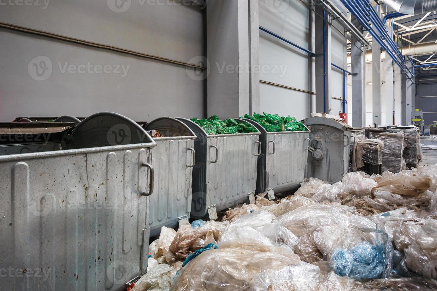 Container mit gebrauchten Flaschen und Plastikmüllballen in der Abfallbehandlungsanlage. Recycling getrennt und Lagerung von Müll zur weiteren Entsorgung, Mülltrennung. foto