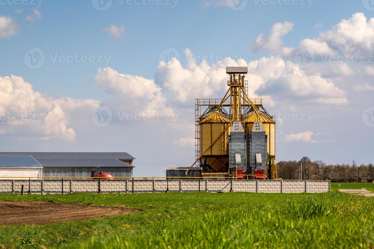 Panoramablick auf Agro-Silos Getreidespeicher Aufzug auf Agro-Verarbeitungsanlage zur Verarbeitung Trocknung Reinigung und Lagerung von landwirtschaftlichen Produkten, Mehl, Getreide und Getreide. foto