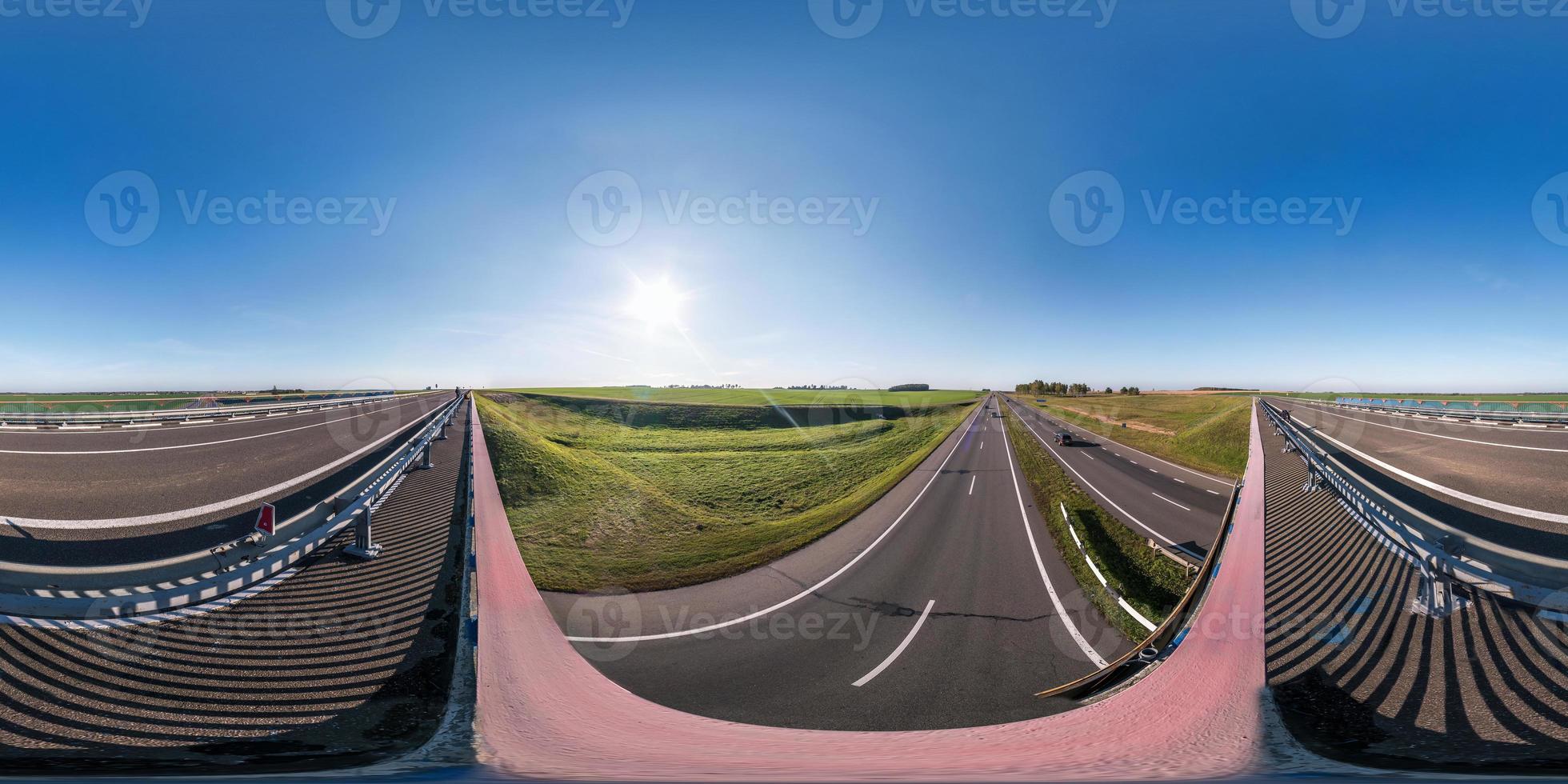 volles sphärisches, nahtloses 360-Grad-Winkelansichtspanorama auf der Brücke der Straßenkreuzung der Autobahn in äquirechteckiger, äquidistanter Projektion, vr ar-Inhalt foto