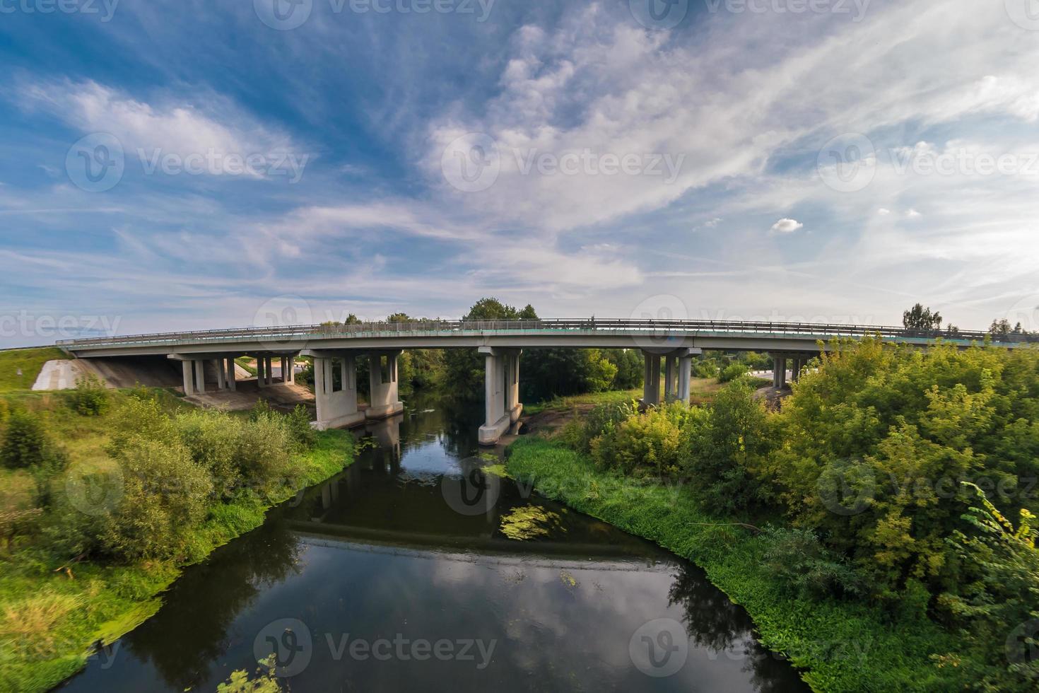 Panoramablick in der Nähe einer großen, riesigen Brücke über den Fluss foto