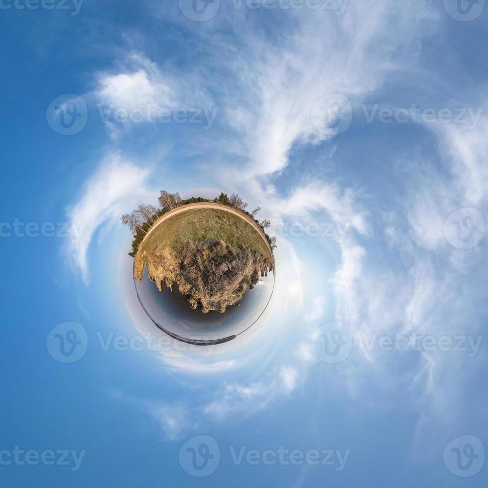 Little Planet Transformation von sphärischem Panorama 360 Grad. sphärische abstrakte luftaufnahme im feld mit fantastischen schönen wolken. Krümmung des Raumes. foto