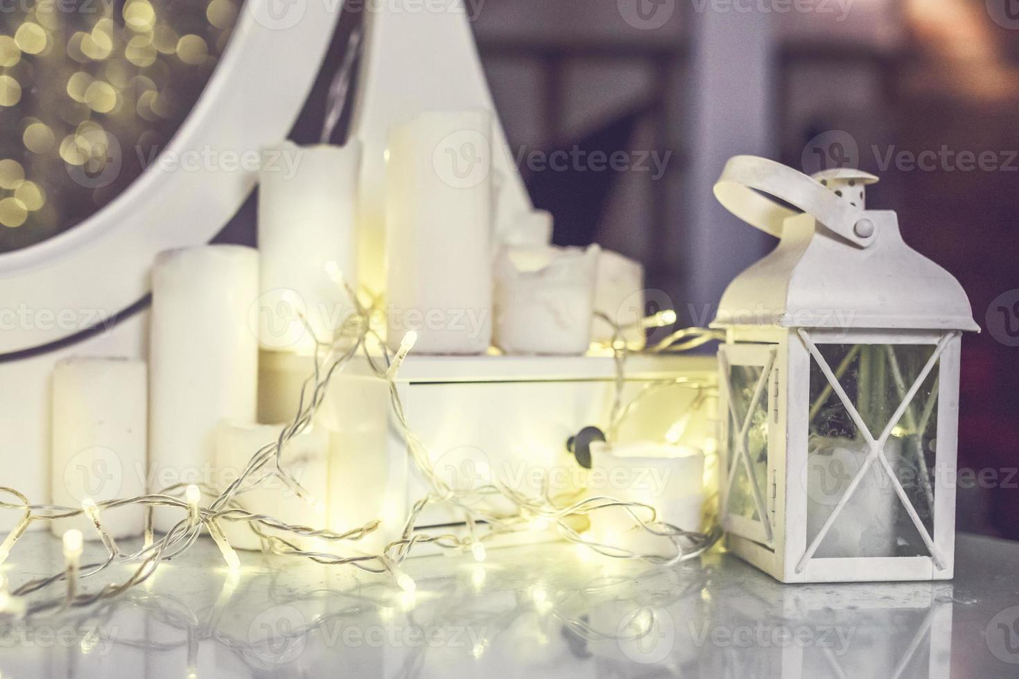 kerzenhalter aus einer laterne und weihnachtsbeleuchtung taschenlampen und kerzen. winterliches neujahrsmärchen foto