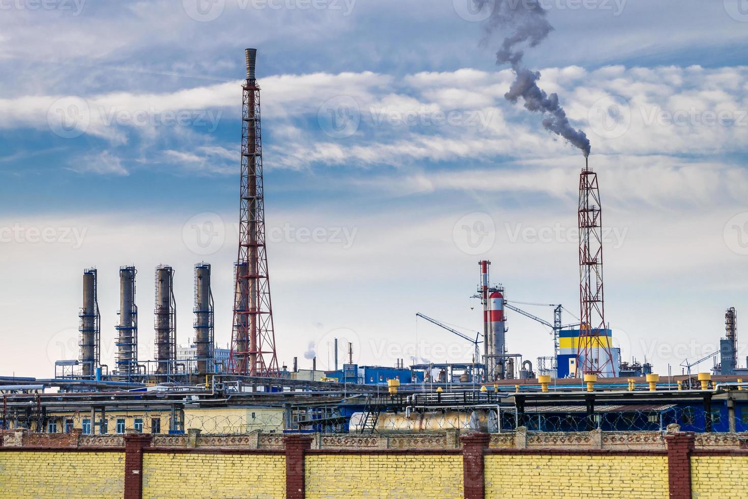 Rohrleitungen eines Chemieunternehmens. Luftverschmutzungskonzept. Industrielandschaft Umweltverschmutzung Abfall von Wärmekraftwerken foto