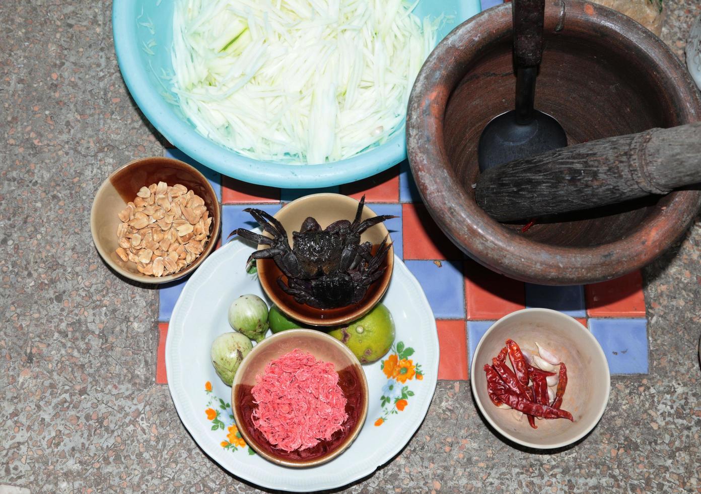 Zubereitung von Geräten zum Stampfen Papayasalat-Krabben-thailändisches Essen ist ein beliebtes Straßenessen, das landesweit als gesundes Lebensmittel verkauft wird. foto