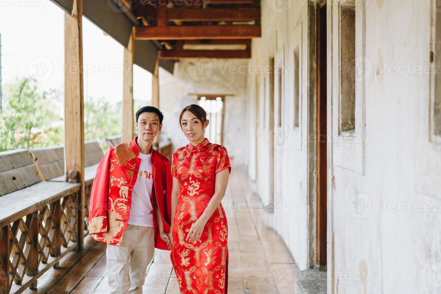 glückliches junges asiatisches paar in chinesischen traditionellen kleidern foto