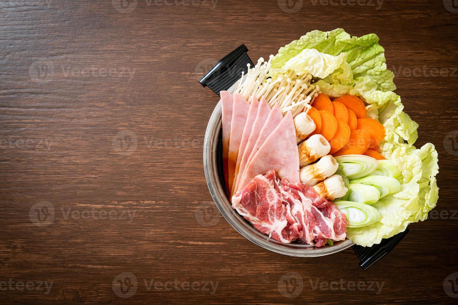 Sukiyaki oder Shabu Hot Pot schwarze Suppe mit rohem Fleisch und Gemüse foto