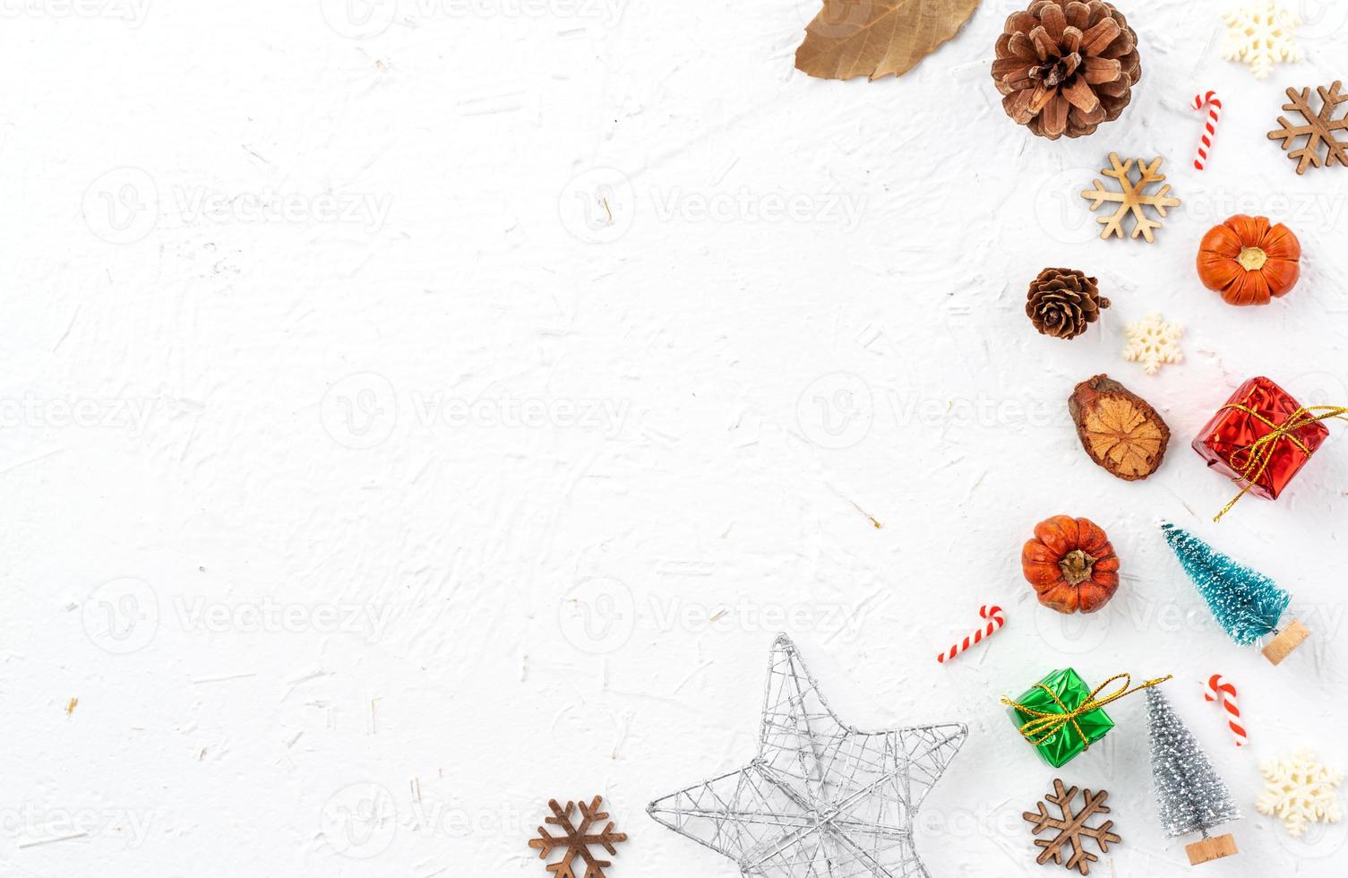 Draufsicht auf Weihnachtsfeiertagshintergrund. zusammensetzung des festlichen ornamentdekors flatlay. foto